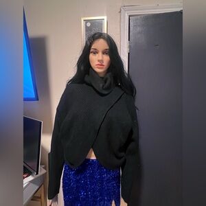 Black turtlen sweater with opening in front